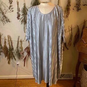 Alice&You Plus Size Plisse Pleated Holiday Silver Dress Oversize Short Sleeve 20